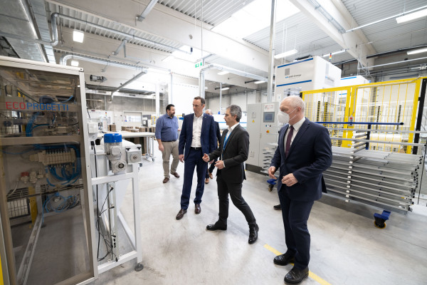 LR Jochen Danninger zu Besuch beim innovativen Solarmodul Hersteller DAS Energy